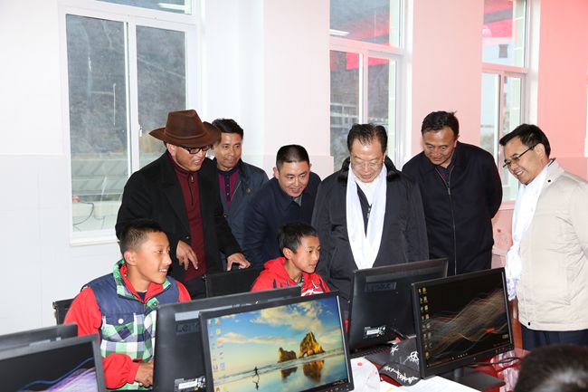 10、張學武董事長一行在集團捐助的德欽縣“希望之星”電腦室考察，并饒有興致地教授學生使用搜索引擎_副本.jpg