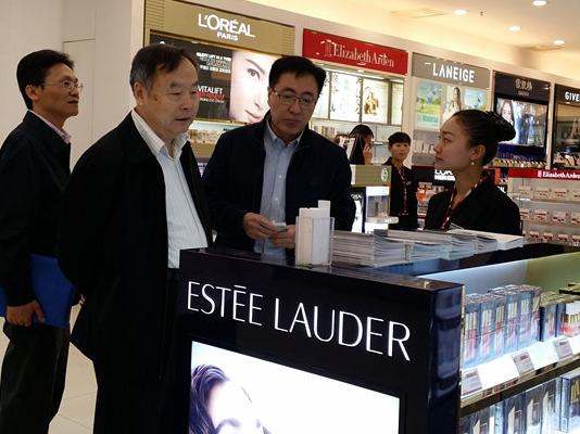 國有重點(diǎn)大型企業(yè)監(jiān)事會趙小平主席一行考察瑞麗、畹町兩家免稅店