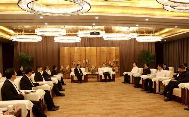 集團主要領(lǐng)導(dǎo)與陜西省政府胡和平省長舉行會談 (1)_副本.jpg